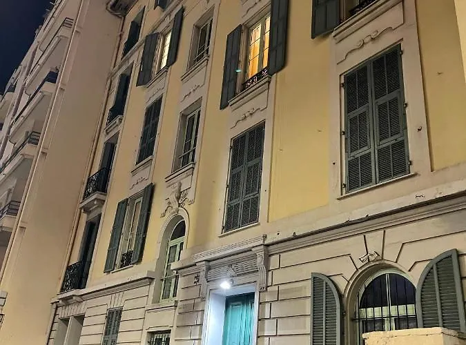 A Deux Pas De La
